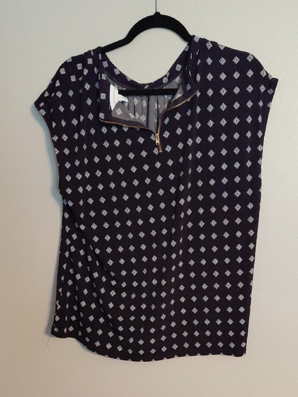 Liz Claiborne Black Sleeveless Blouse with White Diamond Print - Picture 2 of 3
